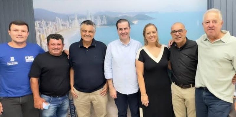 O secretário estadual de Agricultura e do MDB, Carlos Chiodini, o Xoxodine, se reuniu com emedebistas no paço dos altos da Dinamarca, em BC