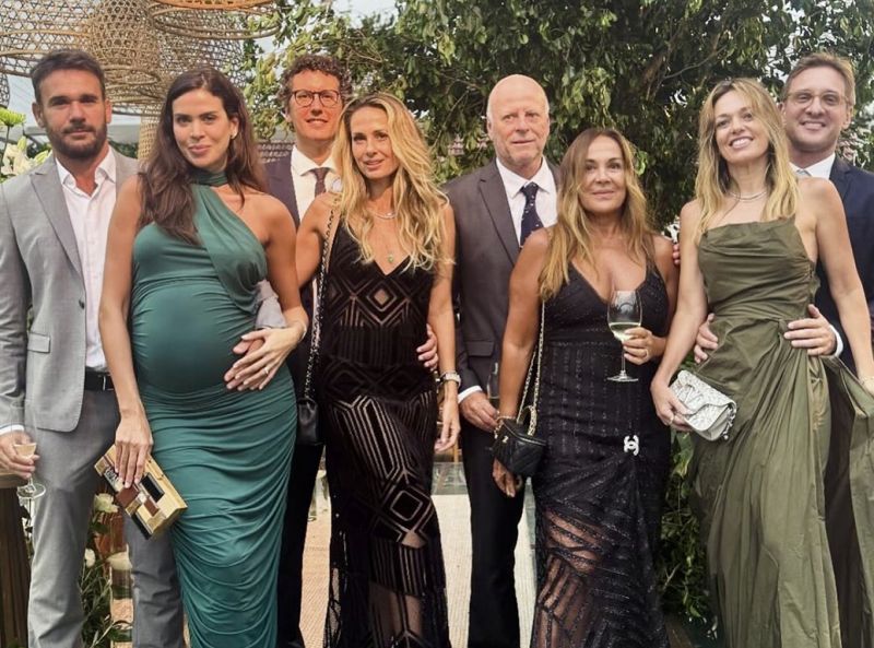 No melhor estilo família reunida em dia de festerê: Terence Schauffert e Marcela, Antônio Aiquel e Vicky, Beto Schramm e Graça, Ale e Pupa Fiedler