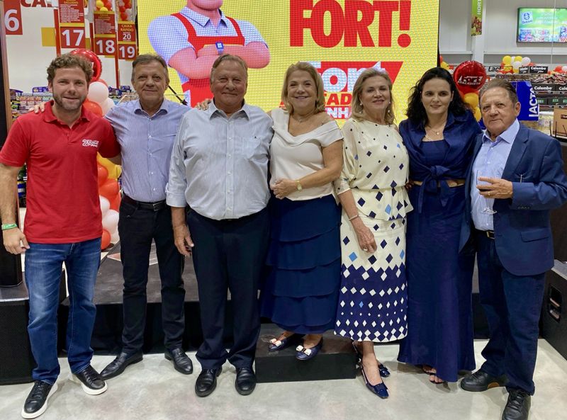 No melhor estilo família reunida em dia de festerê: Terence Schauffert e Marcela, Antônio Aiquel e Vicky, Beto Schramm e Graça, Ale e Pupa Fiedler