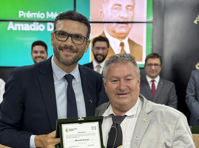 O advogado Marcelo Vrenna foi laureado em justa homenagem com o prêmio mérito Amadio Dalago da Câmara de Vereadores de Camboriú, concedido pelo vereador Irmão Maier (MDB)