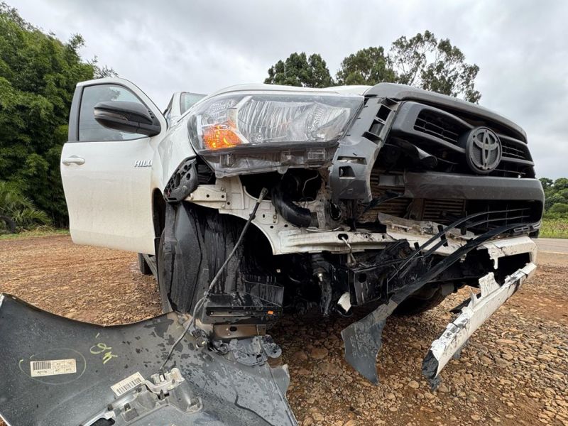 Acidente - O secretário de Estado Jerry Comper e os superintendentes da SIE, Vissilar Pretto e Alexandre Schaffer, sofreram grave acidente na sexta-feira (4), na BR-470, entre Campos Novos e Zortea. O pneu de um caminhão que trafegava no sentido contrário estourou e atingiu a caminhonete em que eles estavam. Apesar da gravidade, todos receberam atendimento médico e passam bem.