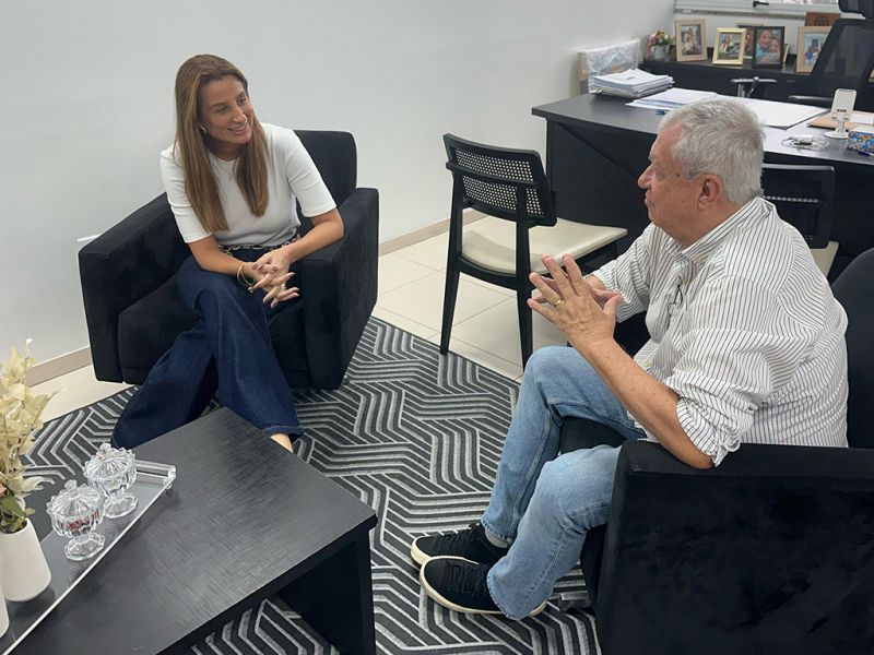 O dublê de sambista Arlindo Cruz (PL), primeiro suplente dos liberais da Maravilha do Atlântico, foi matar a saudade da sede da prefa e foi recebido pela prefeita Juliana Pavan (PSD) (foto: divulgação)