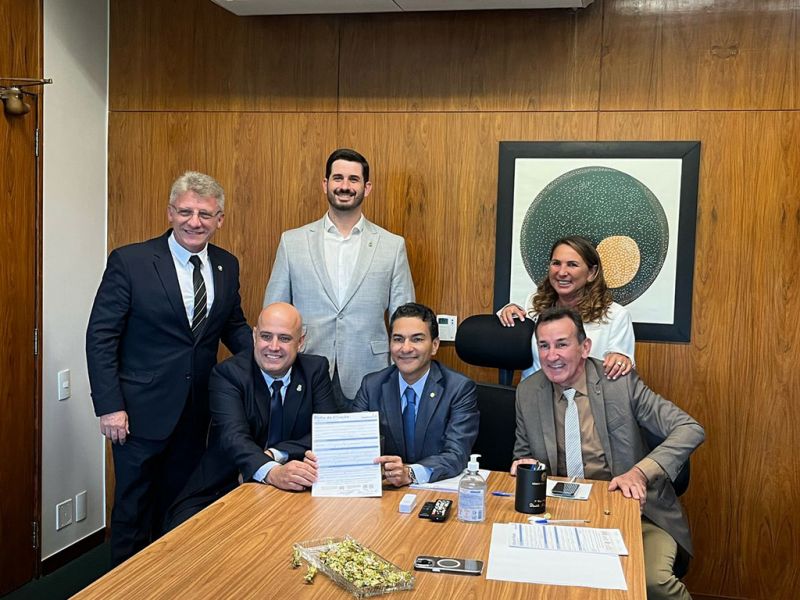 O Republicanos de SC oficializou a filiação do vice-prefeito de Brusque, Deco Batisti, em Brasília. A adesão contou com o aval do presidente nacional do Republicanos, deputado Marcos Pereira, e do presidente estadual da sigla, deputado federal Jorge Goetten, com a presença do prefeito de Brusque, André Vechi (PL) (foto: divulgação)