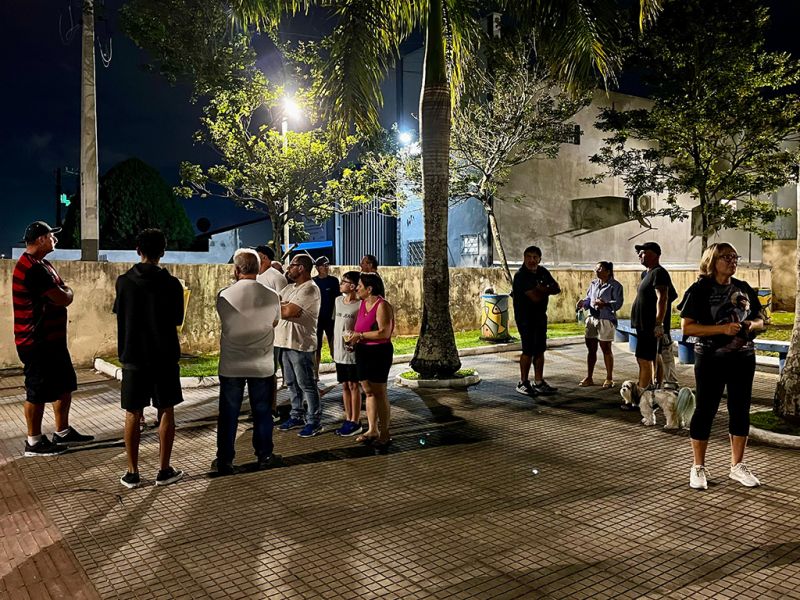 Moradores se reuniram com o Osmar Teixeira pra reclamar dos moradores de rua na Barra do Rio 
