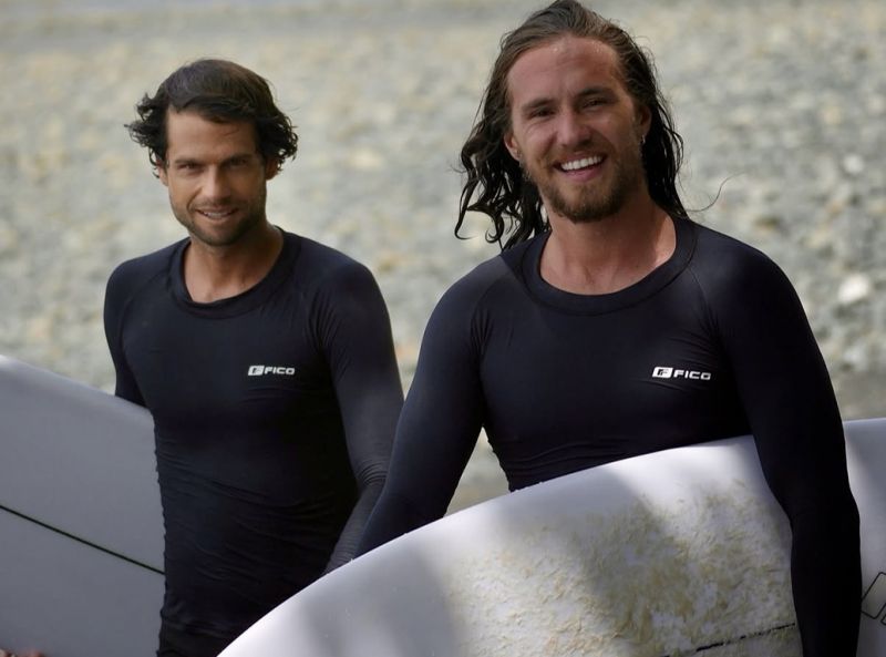 Matheus Navarro, o Teteu, e Vitor Kley depois de aproveitar boas ondas na Costa Rica