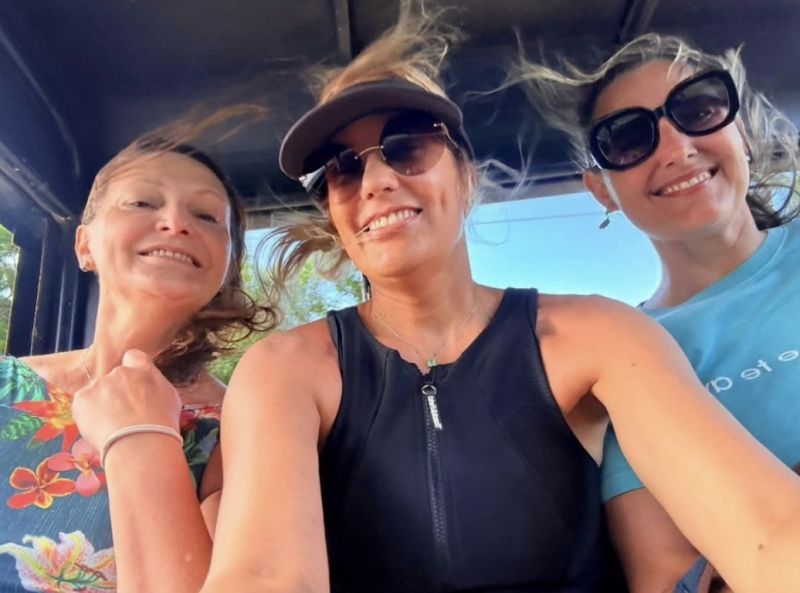 No melhor estilo “cabelo ao vento gente jovem reunida...”, o trio: Franciele Marcon, Samara Vieira e Karina Facchini, curtindo as delícias de Noronha