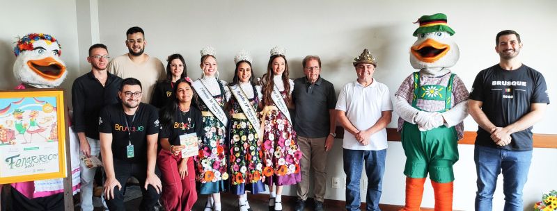 O prefeito de Brusque, André Vechi (PL), equipe e realeza da Fenarreco lançam nova identidade visual da festa mais gostosa do Brasil (foto: divulgação)