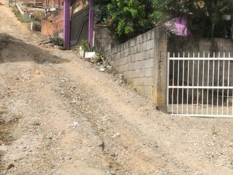 Rua no Brilhante 2 tá abandonada e secretária de Agricultura e Expansão Urbana de Itajaí, Flávia Sehn Ação, fica no empurra-empurra (foto: divulgação)