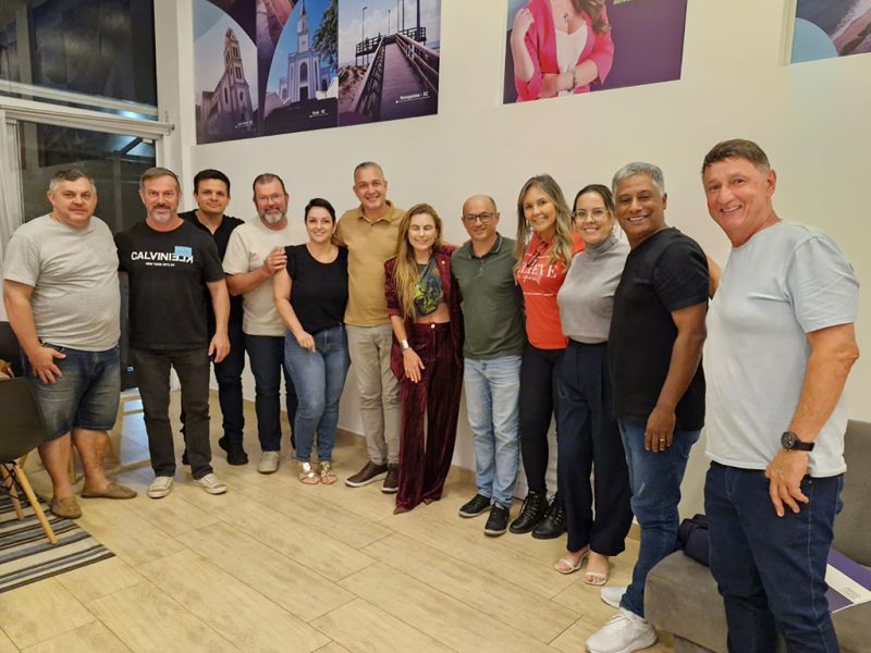 A deputada bonitona Paulinha Silva e o ex-todo-poderoso da piramidal, Fabinho Rezes, com uma parte dos suplentes e líderes do Republicanos e PRD; semana que vem deve rolar a reunião com outra parte das lideranças que estão indo pro Podemos 