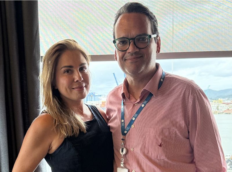 Ana Carolina Furlin e João Paulo Tavares Bastos Gama em dia de almoço entre amigos da faculdade, com direito a brindes e boas risadas