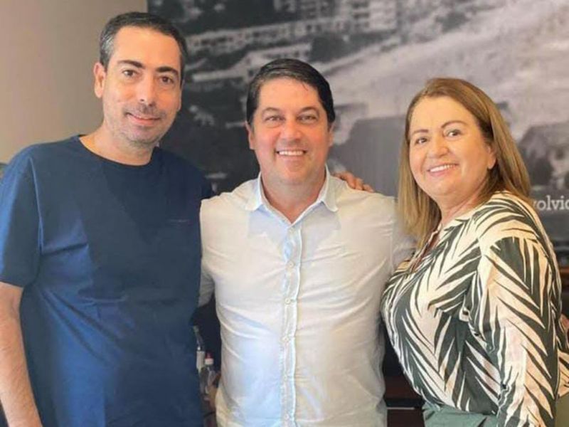 Trio emedebista. Quem apareceu na Dubai city foi o secretário estadual do Meio Ambiente, Emerson Stein, em visita ao vereador Marcelo Achutti e à suplente Nena Amorim. Tem novidade no ar?