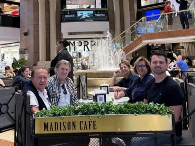 Enquanto Camboriú fervia com os aleluiados eventos dos Gideões, aquela verdadeira rave gospel com mais paletó que fé, o ex-tudo Leonel Pavan preferiu outro tipo de unção: a do chorizo argentino, suculento e bem passado, servido sob afrescos pagãos no Madison Café