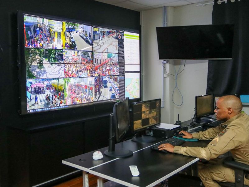 Segurança - A secretaria de Segurança Pública anunciou investimento de R$ 35 milhões para a instalação do sistema de monitoramento facial e aquisição de mil câmeras de segurança em 60 cidades de SC. O programa identifica o rosto de pessoas com restrição de circulação e alerta sobre o mandado de prisão ativo ou cadastro de desaparecidos. O modelo foi aplicado no carnaval, com sucesso. (Foto: Divulgação/SSP)