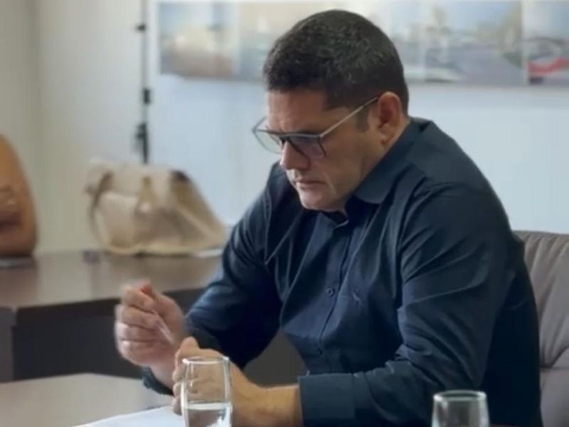 Prefeito de Itajaí, Robison Coelho (PL) vai pra cima da máfia dos atestados e usa a força da caneta pra expurgar maus profissionais (foto: divulgação)