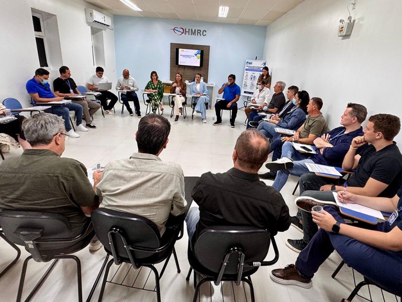 A prefeitona dos bairros, Juliana Pavan (PSD), reuniu vereadores pra discutir a situação do hospital Ruth Cardoso 