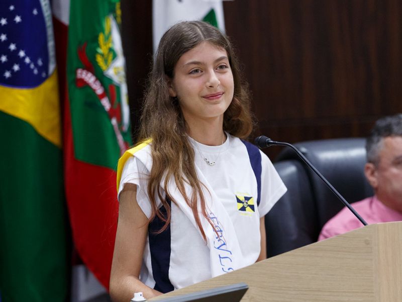 A presidente do Grêmio Estudantil da Escola Yolanda Laurindo Ardigó, na Praia Brava, Laís Victor Shimizu, usou a tribuna da piramidal casa do povo. Ela citou sua eleição, destacou o aprendizado e falou sobre responsabilidade, liderança, empatia e da luta por uma sociedade mais justa para todos