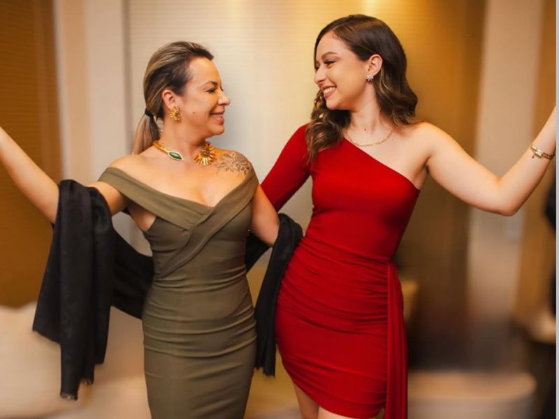 Nova Clínica - Melina Silva e Millene Tomarın brindando a chegada da Ohzon Clínica, espaço especializado em tratamentos e procedimentos estéticos utilizando ozônio. O novo espaço fica na Quarta avenida, em Balneário Camboriú. (foto: Reprodução/Instagram)