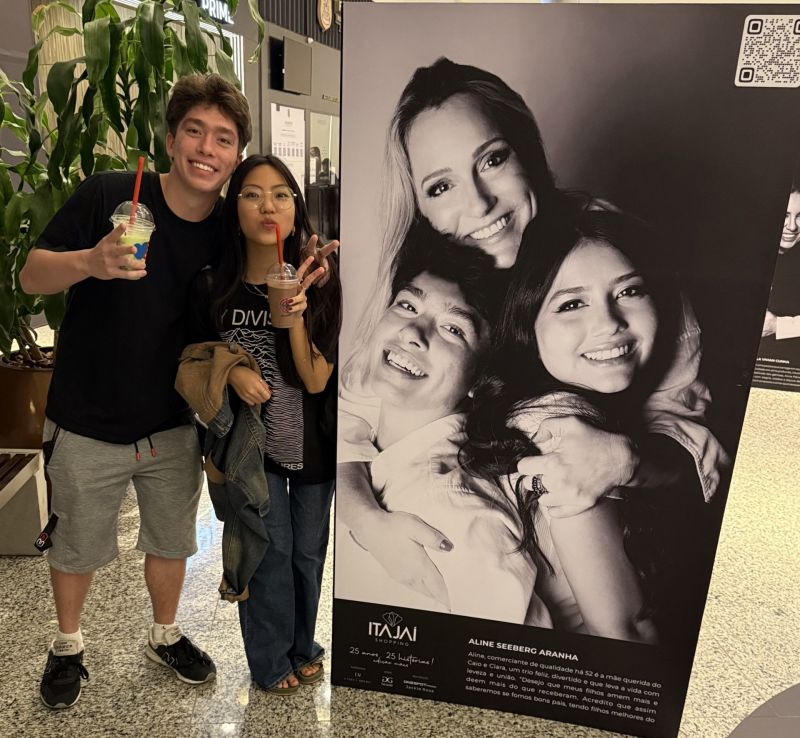 Caio Moretti foi conferir a homenagem que ele e a Clara fizeram à mãe deles, Aline Aranha