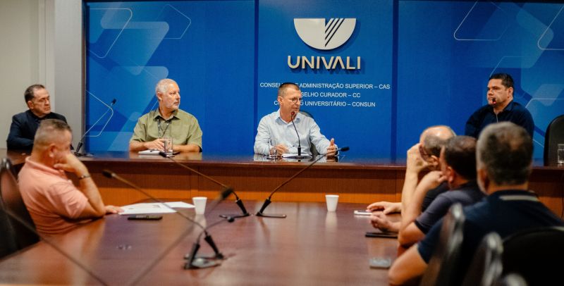 Conselho das Entidades de Itajaí se reuniu com o prefeito Robison Coelho (PL), manifestando preocupação com a possibilidade de Itajaí passar a receber cargas de fertilizantes