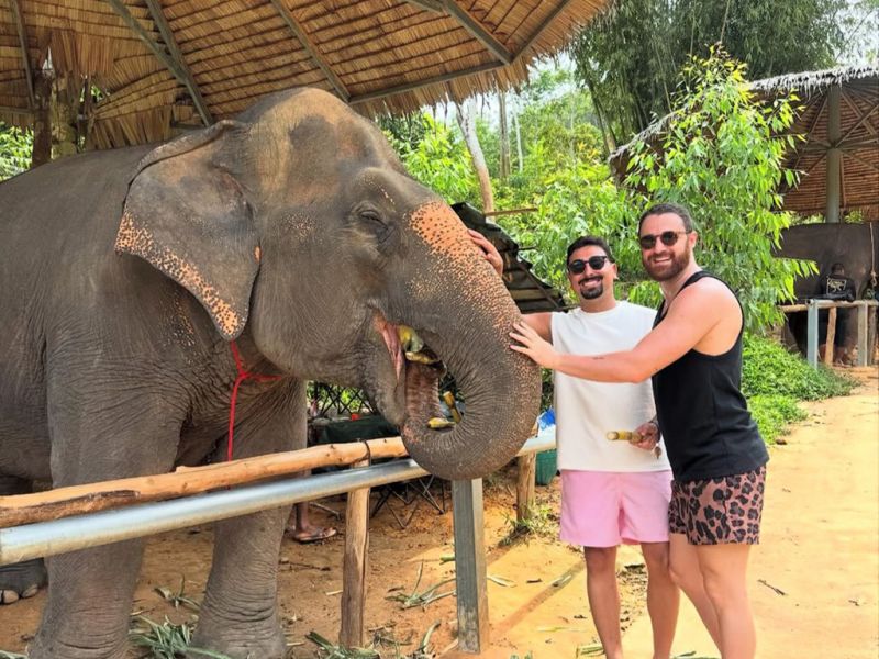 O vereador licenciado Bruno da Saúde (MDB) está na Tailândia. O intuito, segundo os bocudos, é conhecer os tuk-tuks e propor seu uso nas vias de Itajaí 