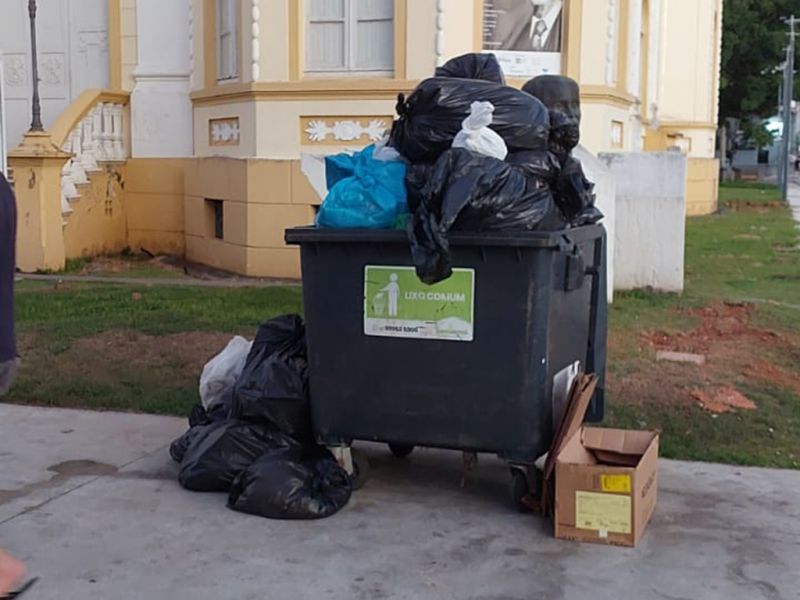 Comerciante folgado da Hercílio Luz empurra lixarada pra frente do Museu, em pleno sábado. Não é a primeira vez. Tem que levar multa pra deixar de ser folgado 