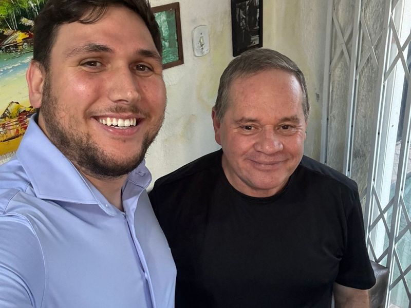 O Elinton Geremias veio contar ao JC, em primeira mão, sobre a estreia da Jovem Pan News Litoral no próximo dia 30/7. O CEO do grupo Marazul, Carlos Hoegen, tá trazendo a emissora pra city pexêra. A Jovem Pan News Litoral vai ter foco nas cidades de Itajaí, Balneário Camboriú e Brusque