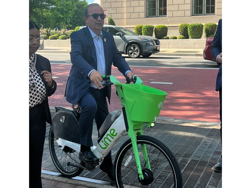 Governador little Jorginho Melo (PL) ficou tão faceiro com o sucesso da reunião com o Banco Mundial que arriscou um passeio de zica elétrica em frente à casa do Trump, ops, Casa Branca, nos EUA (foto: divulgação)