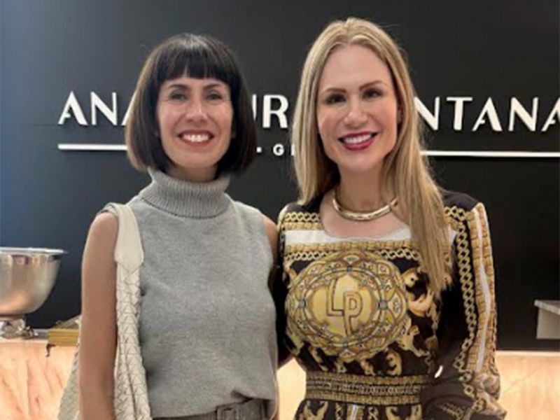 Estética - Ana Laura Fontana (à direita), expert em harmonização facial, recebeu convidadas nesta semana em sua clínica, em Balneário Camboriú. Na foto, a anfitriã aparece ao lado de Andreia Daiana Oss Emer. (foto: Divulgação)