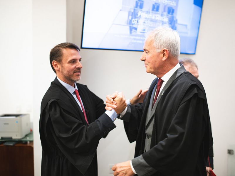 O juiz eleitoral Ítalo Augusto Mosimann (com o presidente do TRE, Carlos Alberto Civinski) concluiu seu mandato como Ouvidor do TRE-SC
