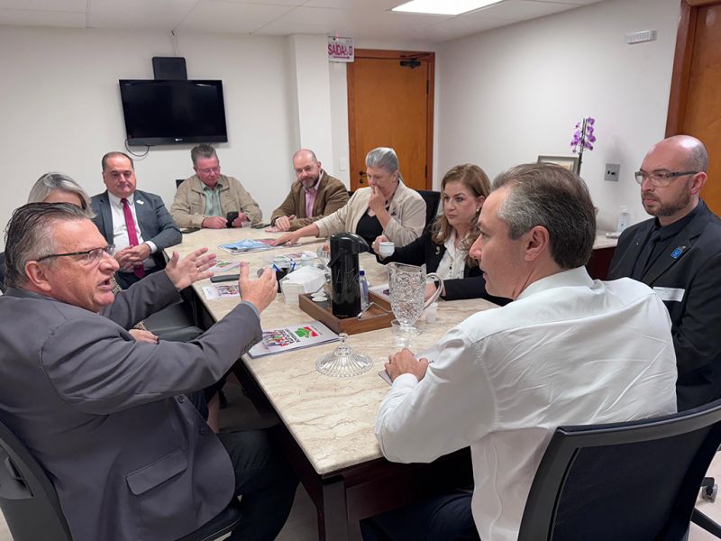 Reitores da Acafe conversando com o deputado Napoleão Bernardes (PSD) sobre o programa Universidade Gratuita
