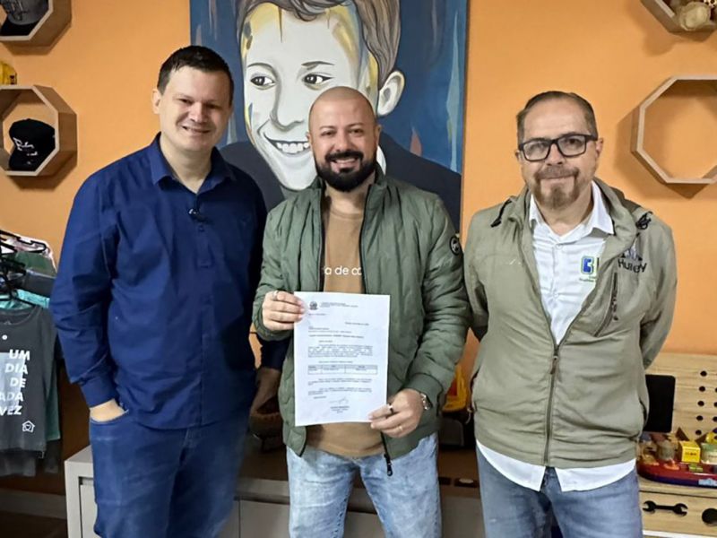 O Júnior da Casa Biel todo prosa com emenda do deputado federal Gilson Marques (Novo), junto com as lideranças da sigla na city pexêra – Jefferson Espíndola e o chefão do partido, Jorge Otero 