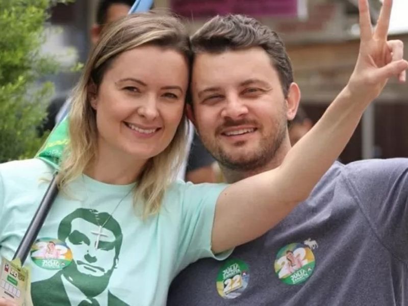 Lá e aqui. A deputada federal Júlia Zanata (PL) lançou seu marido Guilherme Colombo (PL) pra deputado estadual em 2026