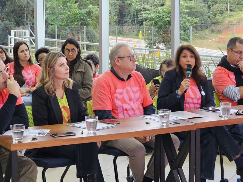 Rolou no Elume o Foz Inova, uma maratona de dois dias onde vários grupos apresentam ideias e são mentorados para prototipar essas ideias em projetos de verdade, que tragam lucro para as (futuras) empresas, mas também gerem impacto social em toda a região da Amfri. No destaque a banca julgadora (foto: divulgação)