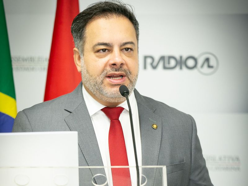 O barbudinho júnior Thiago Morastoni (Podemos) afirma que o convite pra compor o governo do estado partiu do governador Jorginho Mello (PL)