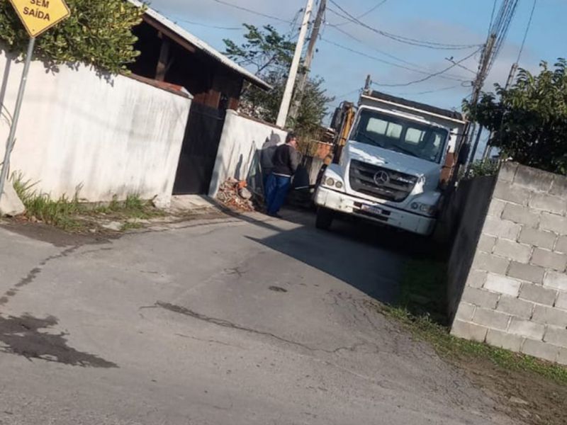 Táx tolo?! Equipamento da subprefeitura de Cordeiros, em Itajaí, fazendo serviço particular sendo comandado por vereador!  (foto: leitor)
