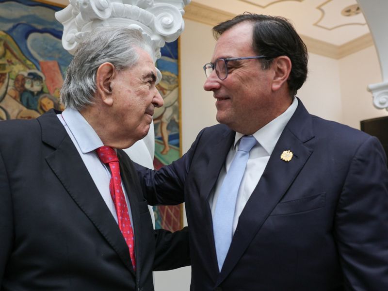 Pai e filho Ao assumir interinamente o governo do estado, o desembargador Francisco Oliveira Neto reprisou seu pai, o ex-desembargador Francisco Oliveira Filho, que além de ocupar a presidência do TJSC (2008 e 2009) assumiu provisoriamente o Executivo em 2008, pelas mãos do ex-governador Luiz Henrique da Silveira. Antes, pai e filho governadores, só Irineu e Jorge Bornhausen.