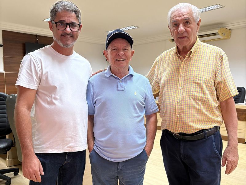 O ex-prefeito de Navegantes, o Debinha Malvadeza, entre o João Mattos e Joãozinho Mattos no renascimento do MDB dengo-dengo 