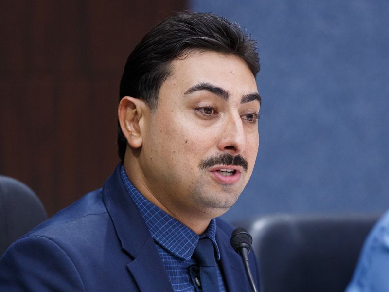 O vereador pexêro Bruno da Saúde (MDB) só falta fazer coraçãozinho pro prefeito Robison Coelho (PL)