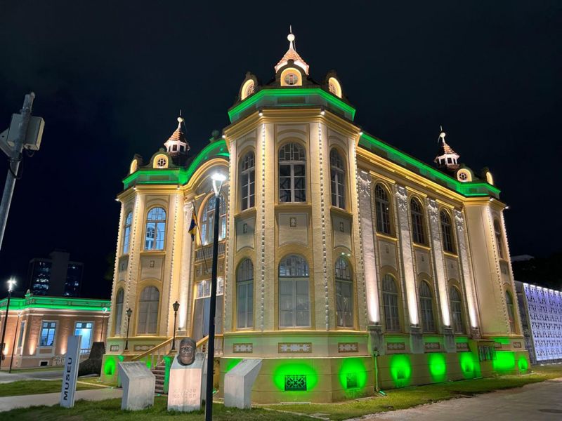 Um espetáculo a iluminação dos prédios públicos de Itajaí. Coisa de cinema...