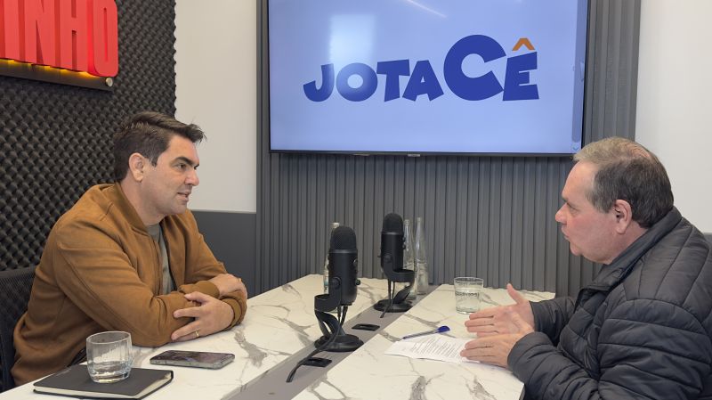 DOSE DUPLA | O prefeito de Itapema Alexandre Xepa (PL) esteve no DIARINHO nesta quarta-feira participando do “Diz aí!”, com a jornalista Fran Marcon e JC, e do quadro “Desembucha JC” com este colunista. Entre outros assuntos, Xepa disse que se não conseguir reverter sua cassação, sentença que foi caneteada pela justiça eleitoral na última segunda-feira, não quer saber mais de política. Você pode rever os programas que foram transmitidos ao vivo nos canais do Youtube do DIAIRNHO e deste socadinho escriba (foto: Laura Testoni)