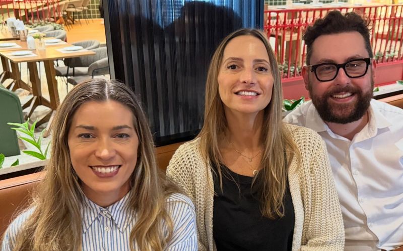 Momento com encerramento de mais um dia cheio de boas ideias, com aquele sushizinho básico, Gisele Onofre, Gricel Bargueño e Adilson da Cunha Júnior