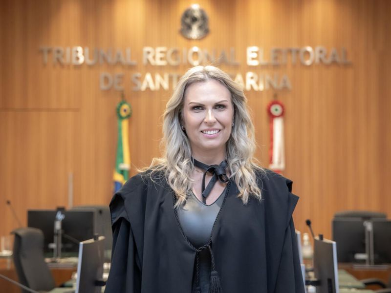 Justiça - Em sessão do Tribunal Regional Eleitoral de Santa Catarina (TRE-SC), a advogada Debora Fernanda Gadotti Farah, de Balneário Camboriú, despediu-se do cargo de Juíza Substituta. Reconhecida por sua atuação, ela recebeu homenagens de todos os magistrados da corte. A partir de agora, Debora concorrerá ao cargo de Juíza Titular do TRE-SC, que é outro passo significativo em sua brilhante carreira jurídica (foto: divulgação)