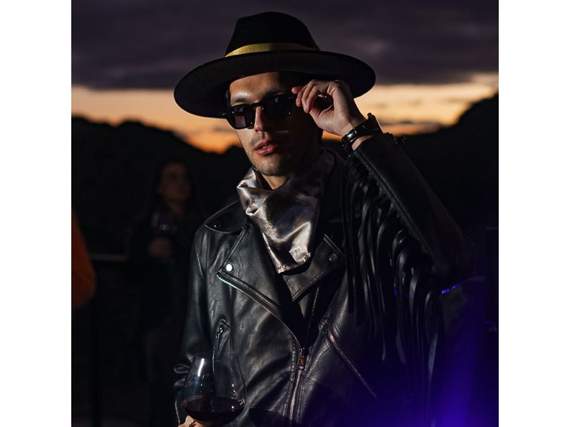 Aniversário - Quem celebra a nova volta ao sol com carisma e bons amigos é o promoter Gabriel Duarte. O aniversariante reuniu sua turma para brindar este novo capítulo de histórias e conquistas. A comemoração rolou no Taj Bar (foto: Vértice Photos)