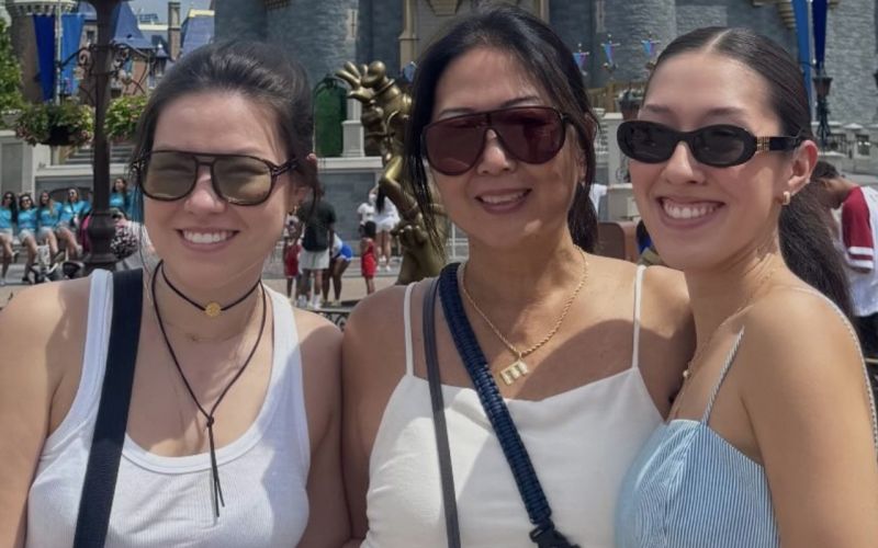 No melhor estilo viagem das meninas à Disney, Beth Yumoto Santos e as filhas Melissa e Mirelle. Boas férias!