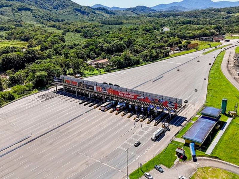 Pedágio - A Arteris, concessionária da BR 101, anunciou o aumento nos pedágios. A nova tarifa básica passará de R$ 5,20 para R$ 5,70, nas praças de Garuva, Araquari, Porto Belo e Palhoça, a partir de quarta-feira. Entre os argumentos para o aumento estão despesas com desapropriações, os custos com a manutenção e os encargos relativos à execução do Túnel 4 do Contorno de Florianópolis. (Divulgação/Arteris)