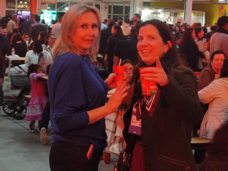 A minha ex-musa BBB, Anna Carolina (PSDB) e a Liliane Fontenelle, a dra. Pix (PL), bateram altos papos na Festa das Tradições. Hummmmm...