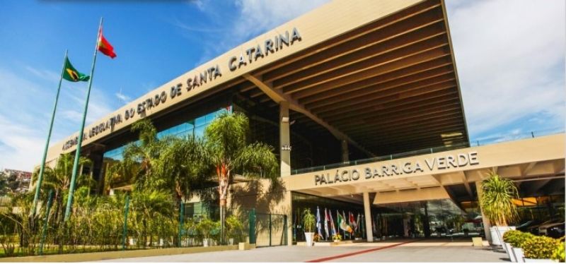 Cadeira estofadinha da Leléia: o dilema das eleições a deputado estadual em 2026, em Itajaí