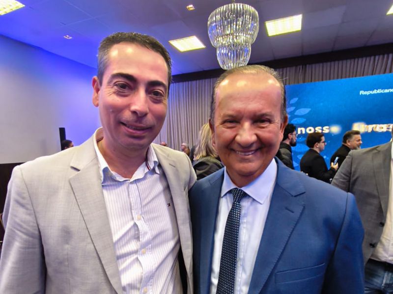 O amor está no ar? O vereador da Dubai Maravilha, Marcelo Achutti, o Quero-Quero (MDB) e o governador Jorginho Mello (PL), em Floripa. Hummmmm...