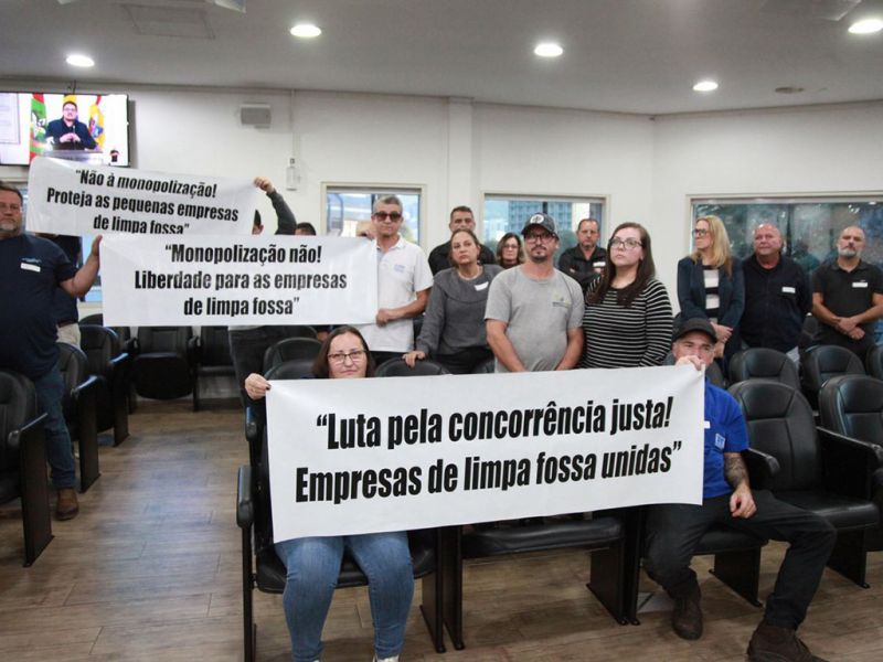 Representantes de empresas de limpa fossas fizeram protesto silencioso na casa do povo da galega Blumenau (foto: Rogério Pires/CVB)