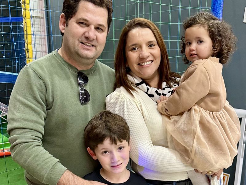 Rodrigo Cavallari e Paty, com os filhos Lipe e Malu, direto de Joinville onde estiveram para comemorar o niver do amiguinho Érico da Rosa Nobre